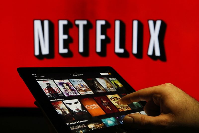 Chuyện gì đang xảy ra với Netflix: Ông hoàng streaming từ đối thủ vượt cả Disney giờ teo tóp, giá cổ phiếu giảm 67% chỉ sau 1 năm - Ảnh 1